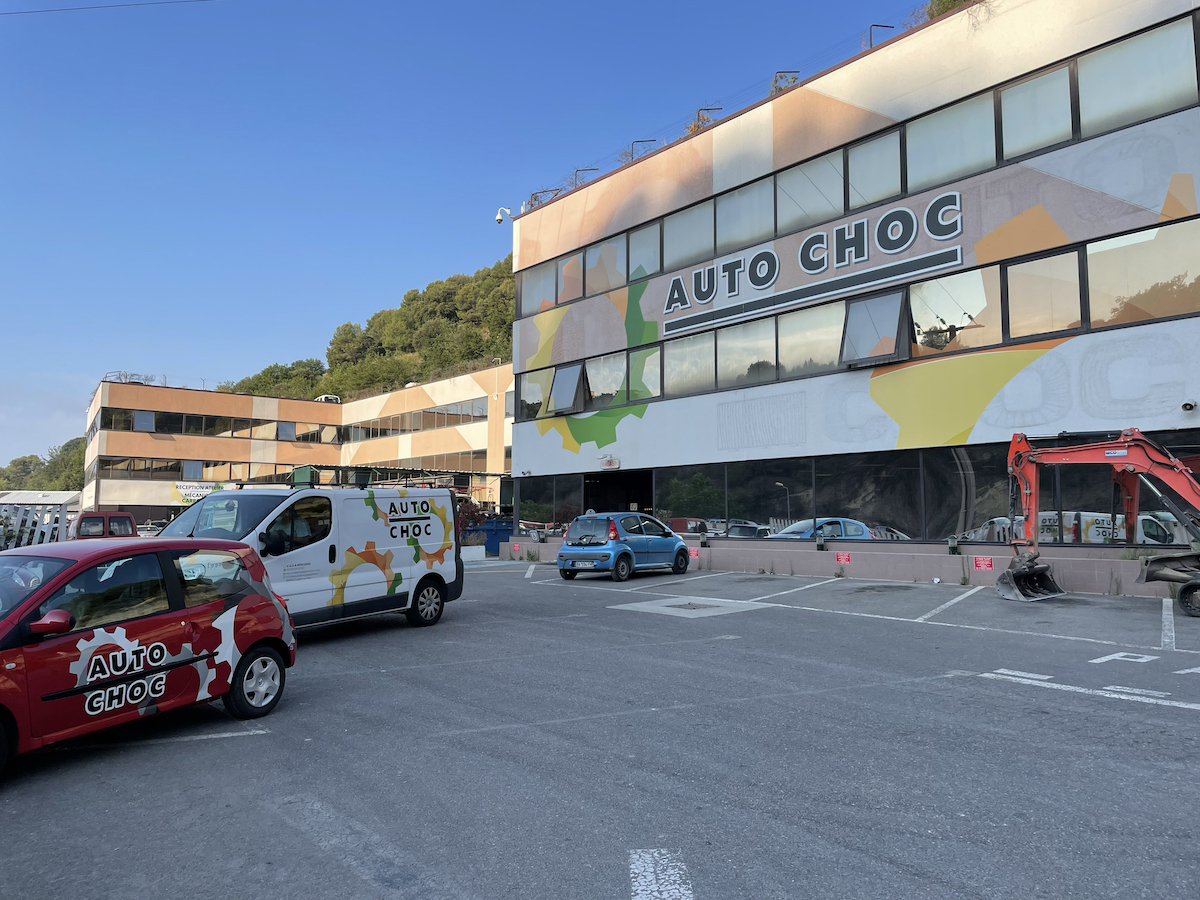 vous pouvez aller sur Autochoc.fr, où vous trouverez aussi bien des pièces détachées peugeot 207, que des pièces détachées citroen cx.